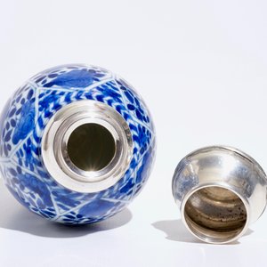 Een blauwwitte Chinese vaas met zilvermontuur, Kangxi — foto 5