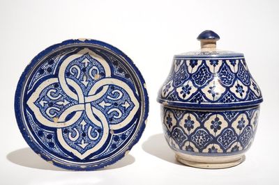 Een blauwwitte dekselpot en een schotel, Noord-Afrika, Tunesië of Marokko, 19e eeuw
