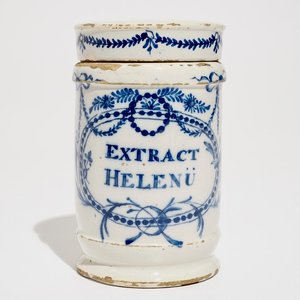 Een blauwwitte Delftse albarello of apothekerspot met deksel, 18e eeuw — foto 1
