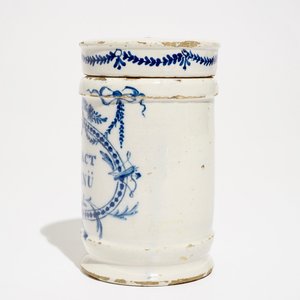 Een blauwwitte Delftse albarello of apothekerspot met deksel, 18e eeuw — foto 2