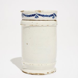 Een blauwwitte Delftse albarello of apothekerspot met deksel, 18e eeuw — foto 3