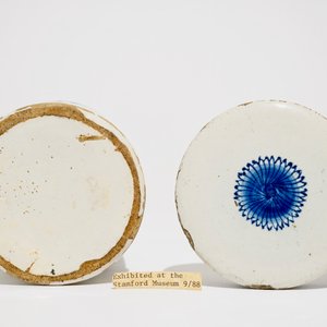 Een blauwwitte Delftse albarello of apothekerspot met deksel, 18e eeuw — foto 6