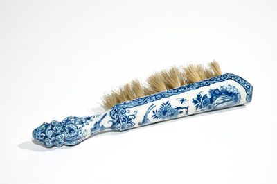 Een blauwwitte Delftse borstel met handgreep, 1e helft 18e eeuw
