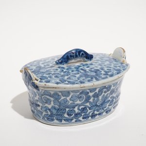 Een blauwwitte Delftse botervloot met chinoiseriedecor van pioenslingers, 18e eeuw — foto 1
