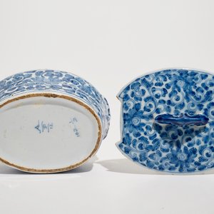 Een blauwwitte Delftse botervloot met chinoiseriedecor van pioenslingers, 18e eeuw — foto 4