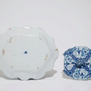 Een blauwwitte Delftse botervloot met onderschotel, 18e eeuw — foto 7