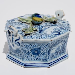 Een blauwwitte Delftse botervloot met polychrome dekselknop, 18e eeuw — foto 1