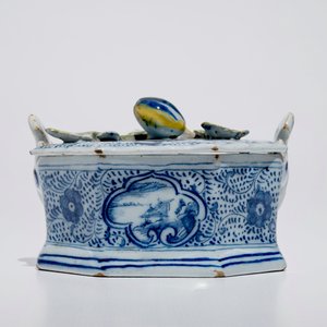 Een blauwwitte Delftse botervloot met polychrome dekselknop, 18e eeuw — foto 2