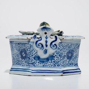 Een blauwwitte Delftse botervloot met polychrome dekselknop, 18e eeuw — foto 3