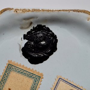 Een blauwwitte Delftse botervloot met polychrome dekselknop, 18e eeuw — foto 8