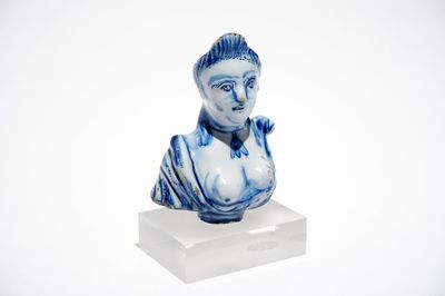 Een blauwwitte Delftse buste van een dame, 18e eeuw