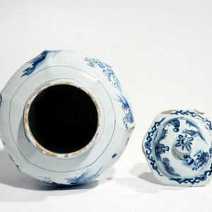 Een blauwwitte Delftse chinoiserie dekselvaas, 2e helft 17e eeuw — foto 6