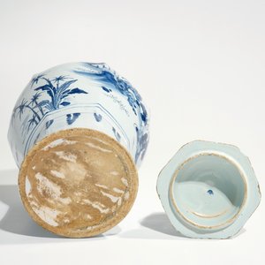 Een blauwwitte Delftse chinoiserie dekselvaas, 2e helft 17e eeuw — foto 7