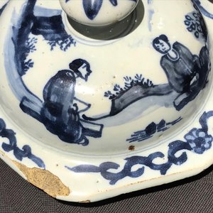 Een blauwwitte Delftse chinoiserie dekselvaas, 2e helft 17e eeuw — foto 8