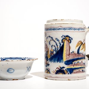 Een blauwwitte Delftse chinoiserie kom en een polychrome kroes, Braunschweig, 1e helft 18e eeuw — foto 2
