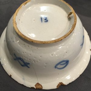 Een blauwwitte Delftse chinoiserie kom en een polychrome kroes, Braunschweig, 1e helft 18e eeuw — foto 8
