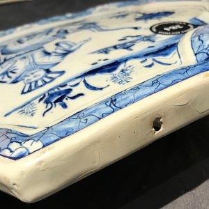 Een blauwwitte Delftse chinoiserie plaquette met een olifant, 18e eeuw — foto 3
