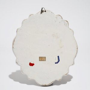 Een blauwwitte Delftse chinoiserie plaquette met figuren in een boot, 1e helft 18e eeuw — foto 2