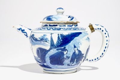 Een blauwwitte Delftse chinoiserie theepot, 1e helft 18e eeuw
