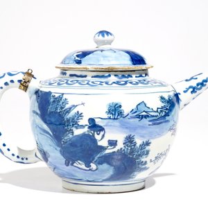 Een blauwwitte Delftse chinoiserie theepot, 1e helft 18e eeuw — foto 3