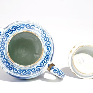 Een blauwwitte Delftse chinoiserie theepot, 1e helft 18e eeuw — foto 5
