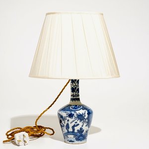 Een blauwwitte Delftse chinoiserie vaas als lamp gemonteerd, 18e eeuw — foto 1