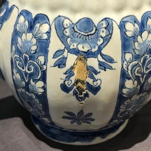 Een blauwwitte Delftse dekselkan met tinmontuur, 18e eeuw — foto 11