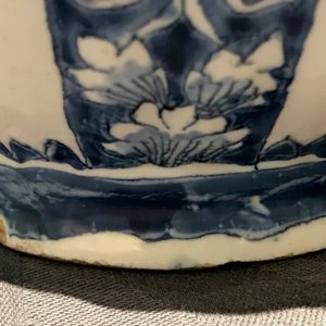 Een blauwwitte Delftse dekselkan met tinmontuur, 18e eeuw — foto 16