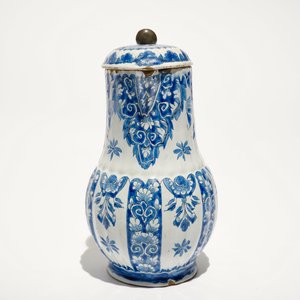 Een blauwwitte Delftse dekselkan met tinmontuur, 18e eeuw — foto 5