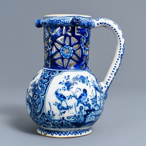 Een blauwwitte Delftse fopkan met chinoiserie decor, gedat. 1743 — foto 4
