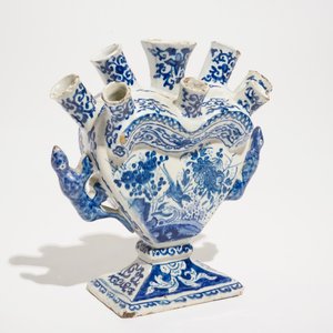 Een blauwwitte Delftse hartvormige tulpenvaas, 1e helft 18e eeuw — foto 6