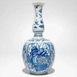 Een blauwwitte Delftse kalebasvaas met chinoiserie decor, 17/18e eeuw — foto 2