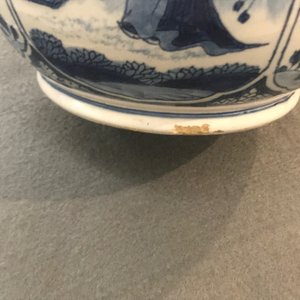 Een blauwwitte Delftse kalebasvaas met chinoiserie decor, vroeg 18e eeuw — foto 11