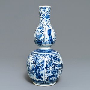 Een blauwwitte Delftse kalebasvaas met chinoiserie decor, vroeg 18e eeuw — foto 2