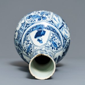 Een blauwwitte Delftse kalebasvaas met chinoiserie decor, vroeg 18e eeuw — foto 6