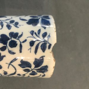 Een blauwwitte Delftse kalebasvaas met chinoiserie decor, vroeg 18e eeuw — foto 7