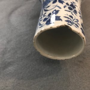 Een blauwwitte Delftse kalebasvaas met chinoiserie decor, vroeg 18e eeuw — foto 9