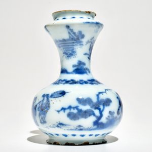 Een blauwwitte Delftse kendi met chinoiserie decor, 2e helft 17e eeuw — foto 5