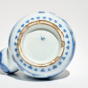 Een blauwwitte Delftse kendi met chinoiserie decor, 2e helft 17e eeuw — foto 7