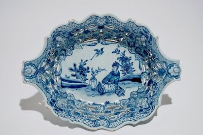 Een blauwwitte Delftse opengewerkte mand met chinoiserie decor, 18e eeuw