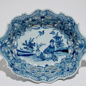 Een blauwwitte Delftse opengewerkte mand met chinoiserie decor, 18e eeuw — foto 1