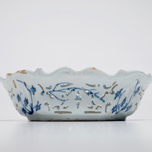 Een blauwwitte Delftse opengewerkte mand met chinoiserie decor, 18e eeuw — foto 2