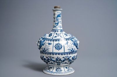 Een blauwwitte Delftse pelgrimsfles, laatste kwart 17e eeuw