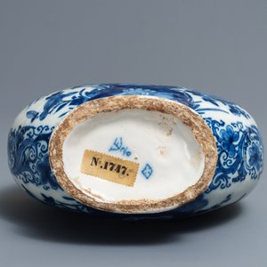 Een blauwwitte Delftse pelgrimsfles met zilveren montuur, vroeg 18e eeuw — foto 5