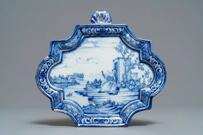 Een blauwwitte Delftse plaquette met een dame in een landschap, 18e eeuw