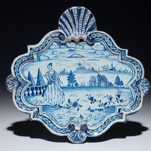 Een blauwwitte Delftse plaquette met een dame in een landschap, 18e eeuw — foto 1