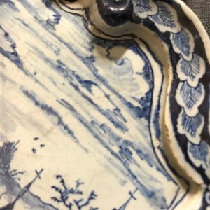 Een blauwwitte Delftse plaquette met een dame in een landschap, 18e eeuw — foto 7