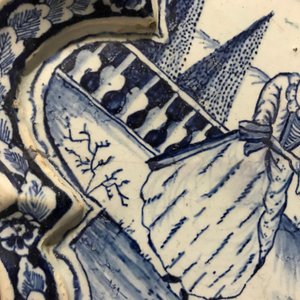 Een blauwwitte Delftse plaquette met een dame in een landschap, 18e eeuw — foto 9