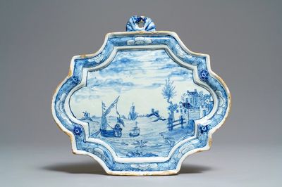 Een blauwwitte Delftse plaquette met maritiem decor, 18e eeuw