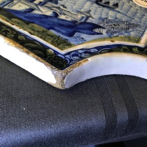Een blauwwitte Delftse plaquette met maritiem decor, 18e eeuw — foto 15